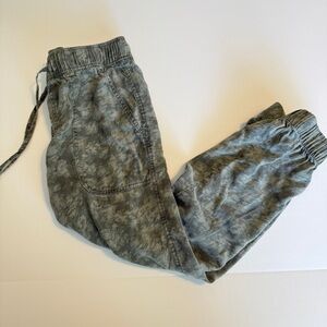 Orvis | Women’s' Tencel Jogger Pant | Size Small | Green Camo Pattern